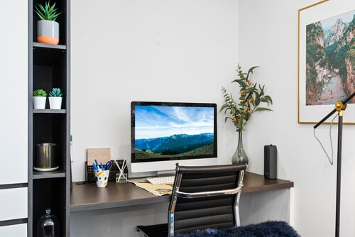 Chic 1-bed With Balcony Views and Amenities