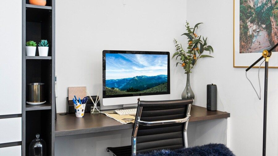 Chic 1-bed With Balcony Views and Amenities