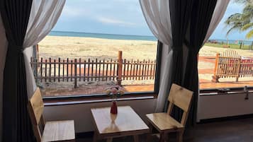 Bungalow, balcón, vista a la playa | Escritorio y wifi gratis