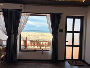Bungalow, balkon, uitzicht op het strand | Een bureau, gratis wifi