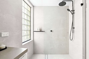 Shower, hair dryer, towels - Manly Muse with Water View and Lock Up Garage (Manly)