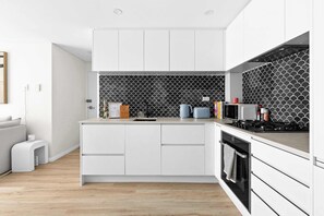 Réfrigérateur, micro-ondes, four, plaque de cuisson