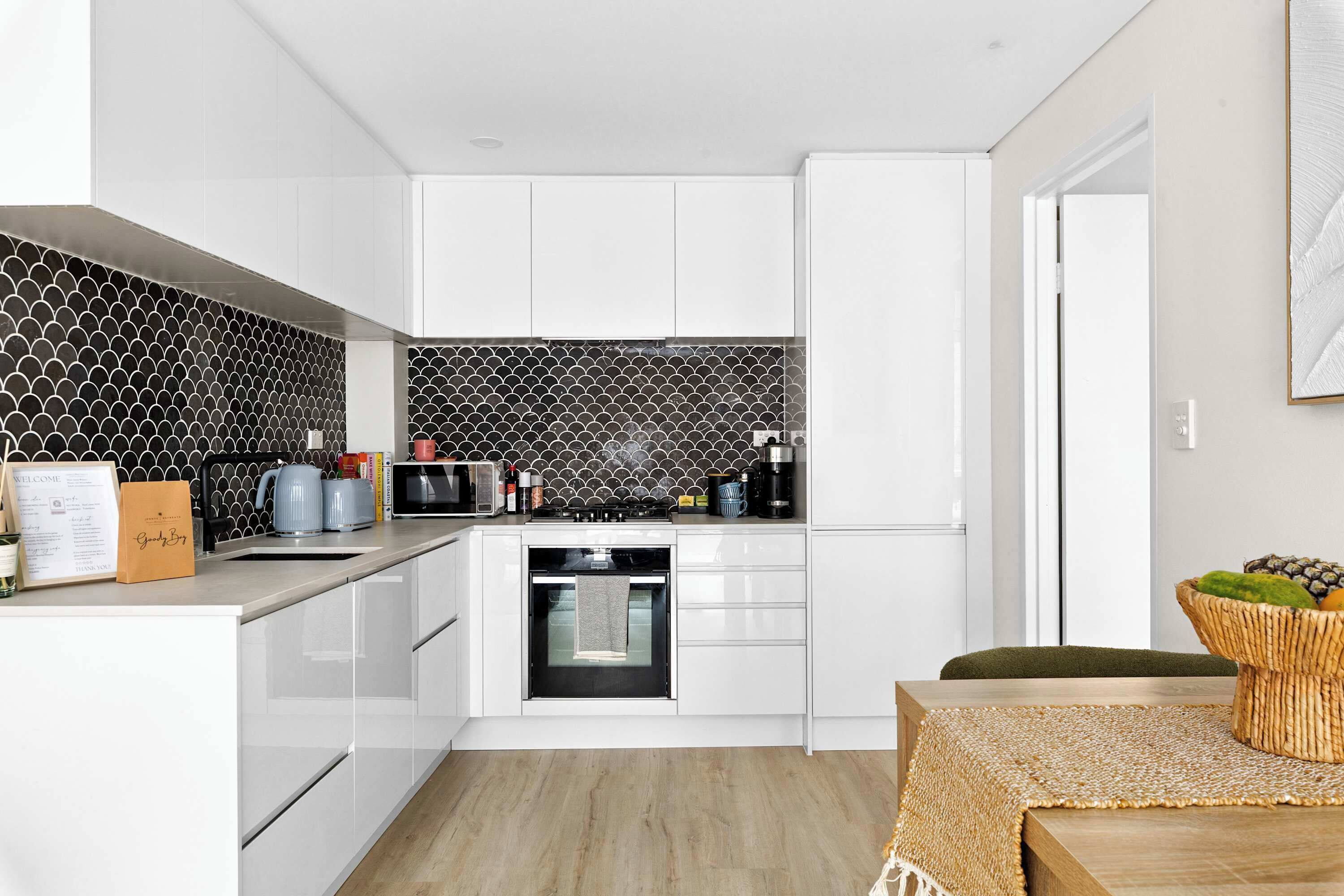 Frigorifero, microonde, forno, piano cottura