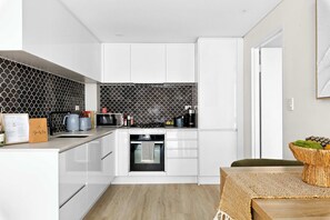 ثلاجة، ميكروويف، فرن، موقد طهي مسطح