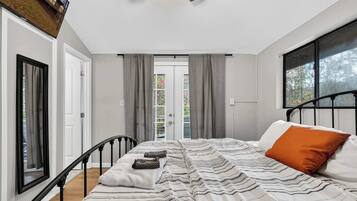 3 bedrooms, iron/ironing board, WiFi, bed sheets