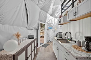 Frigorífico, microondas, placa de cocina y cafetera o tetera