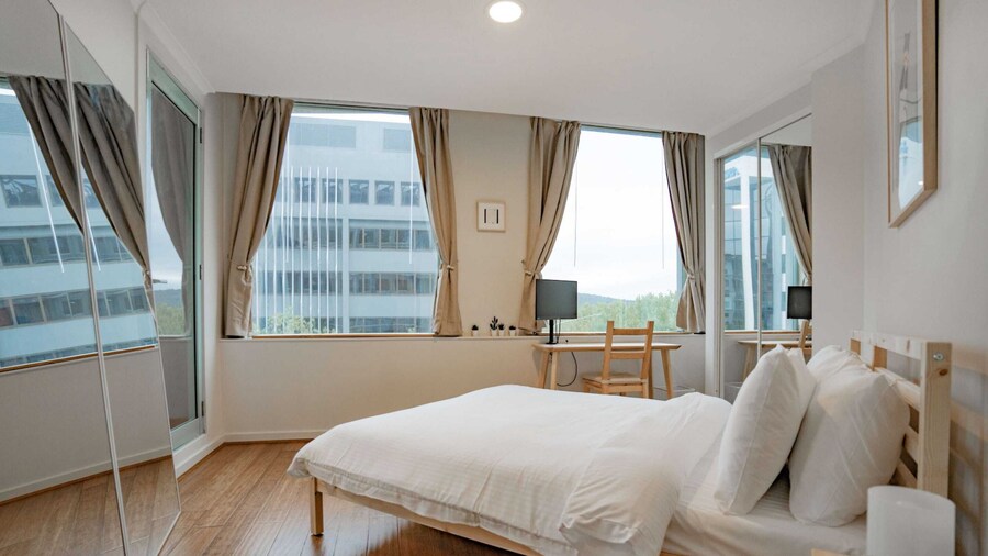 Central 2-bed With Gym and Parking