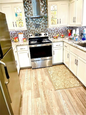 Microondas, horno, parrilla de estufa y lavavajillas