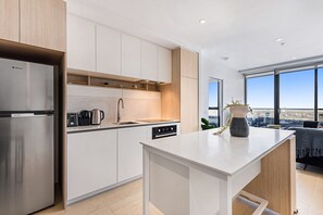 Apartment | Private kitchen | Cookware/dishes/utensils - Chic 1-bed With City Views, Parking, Gym & Pool (Melbourne)