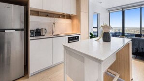 Apartment | Private kitchen - Chic 1-bed With City Views, Parking, Gym & Pool (Melbourne)