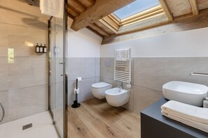 Douche, sèche-cheveux