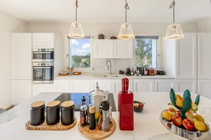 Kühlschrank, Mikrowelle, Ofen, Geschirrspüler