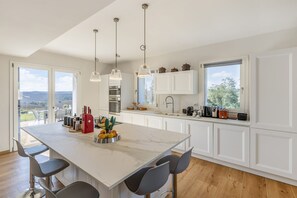 Kühlschrank, Mikrowelle, Ofen, Geschirrspüler