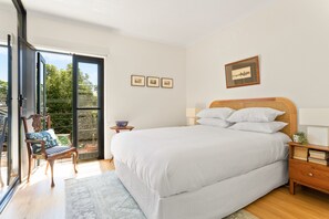 Apartment | 2 bedrooms, iron/ironing board, bed sheets - Spacious 2-bed Townhouse With a Lush Courtyard (Sydney)