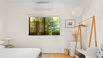 Apartment | 2 bedrooms, iron/ironing board, bed sheets