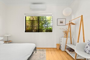 2 عدّة غرف نوم ومكواة/لوح كي وملاءات أسرّة