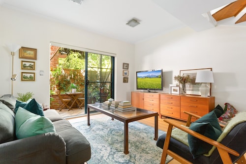 Spacious 2-bed Townhouse With a Lush Courtyard