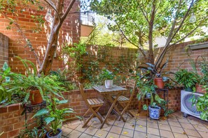 Apartment | Outdoor dining - Spacious 2-bed Townhouse With a Lush Courtyard (Sydney)