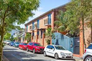Apartment | Exterior - Spacious 2-bed Townhouse With a Lush Courtyard (Sydney)
