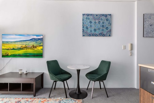 Chic Inner-city 1 Bedroom With Balcony