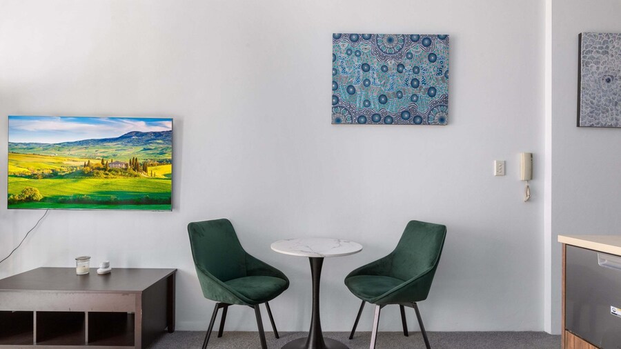 Chic Inner-city 1 Bedroom With Balcony