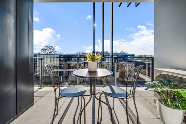 Apartment | Balcony - Spacious 1-bed Apartment With Gym, BBQ & Parking (Canberra)