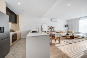 Apartment | Private kitchen - Spacious 1-bed Apartment With Gym, BBQ & Parking (Canberra)