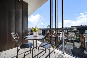 Apartment | Balcony - Spacious 1-bed Apartment With Gym, BBQ & Parking (Canberra)