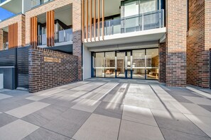 Apartment | Reception - Spacious 1-bed Apartment With Gym, BBQ & Parking (Canberra)