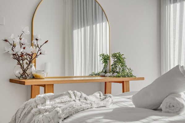 Apartment | 1 bedroom, iron/ironing board - Spacious 1-bed Apartment With Gym, BBQ & Parking (Canberra)