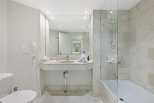 Appartement | Salle de bain | Baignoire, sèche-cheveux, serviettes fournies, savon