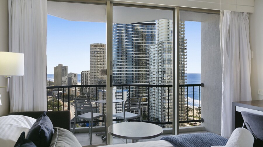 Ocean View 2-bed Studio In the Heart of Surfers