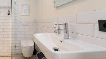 Dusche, Haartrockner, HandtĂŒcher