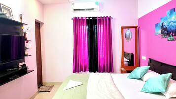 Comfort Double or Twin Room, Balcony, Courtyard View | Desk, iron/ironing board, free WiFi