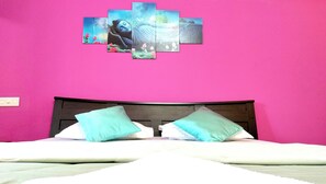 舒适双人房或双床房, 阳台, 庭院景观 | 办公桌、熨斗/熨衣板、免费 WiFi