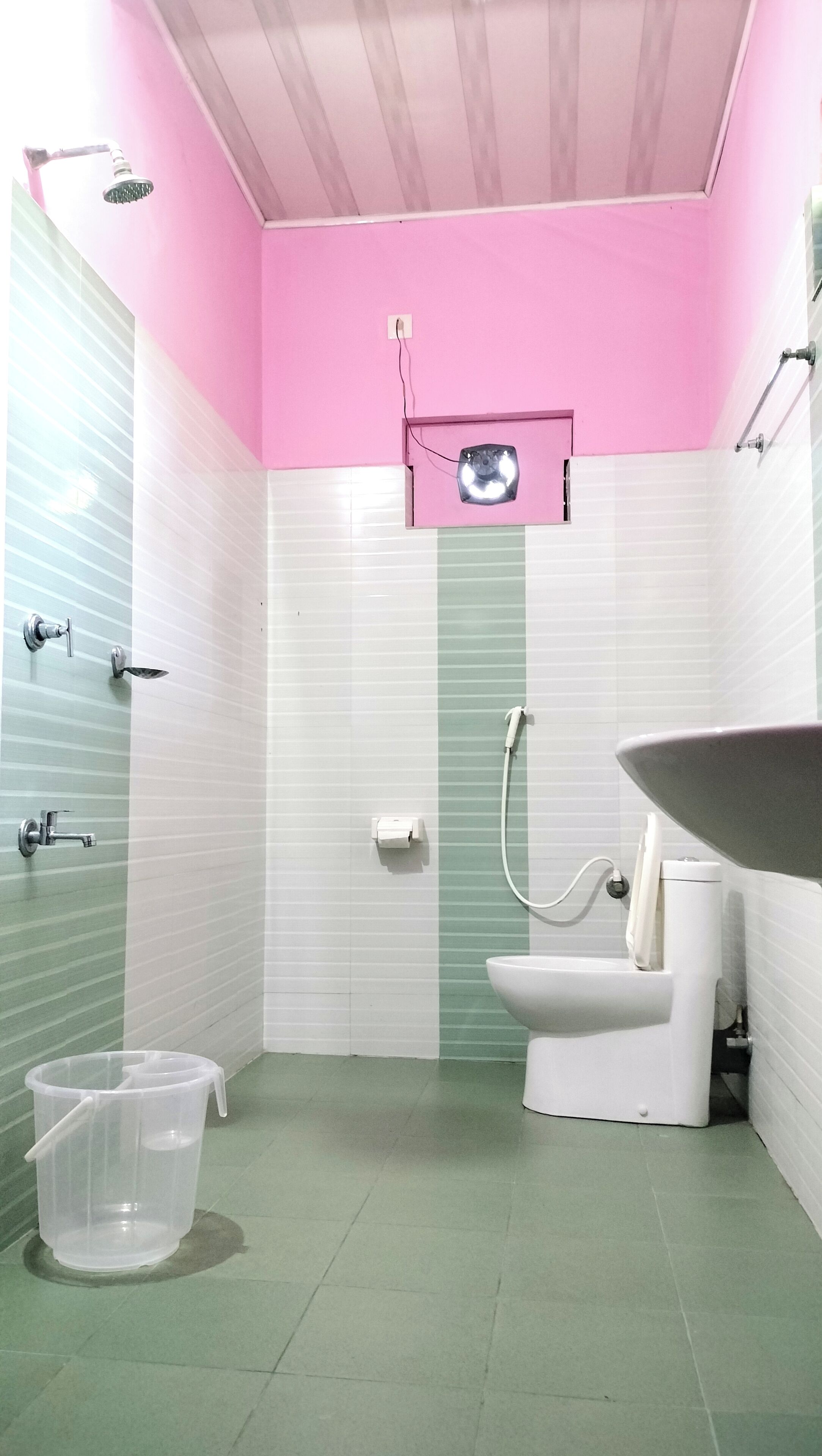Towels, soap, shampoo, toilet paper