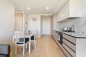 Căn hộ | Bếp riêng | Dụng cụ nấu nướng/bát dĩa/dao nĩa 