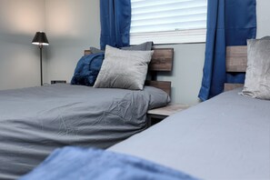 2 عدّة غرف نوم ومكواة/لوح كي وخدمة الإنترنت وملاءات أسرّة