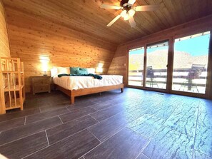 4 habitaciones, escritorio y tabla de planchar con plancha 