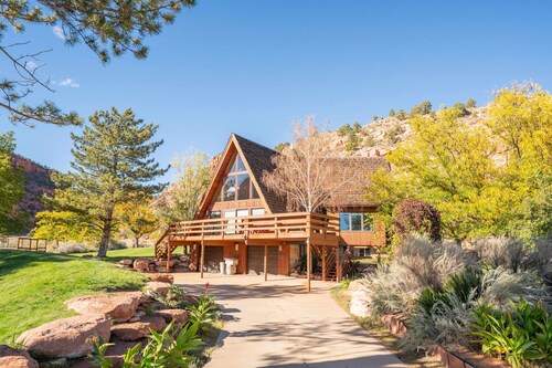 Dog Centric Kanab Cabin | Hot Tub + Red Rock Views