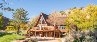 Dog-Centric Kanab Cabin | Hot Tub + Red Rock Views