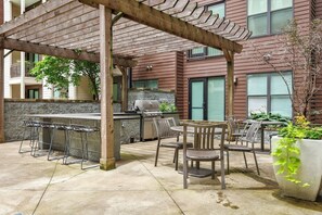 Outdoor dining - Music City Midtown Haven | Near Vandy + Broadway (Nashville)