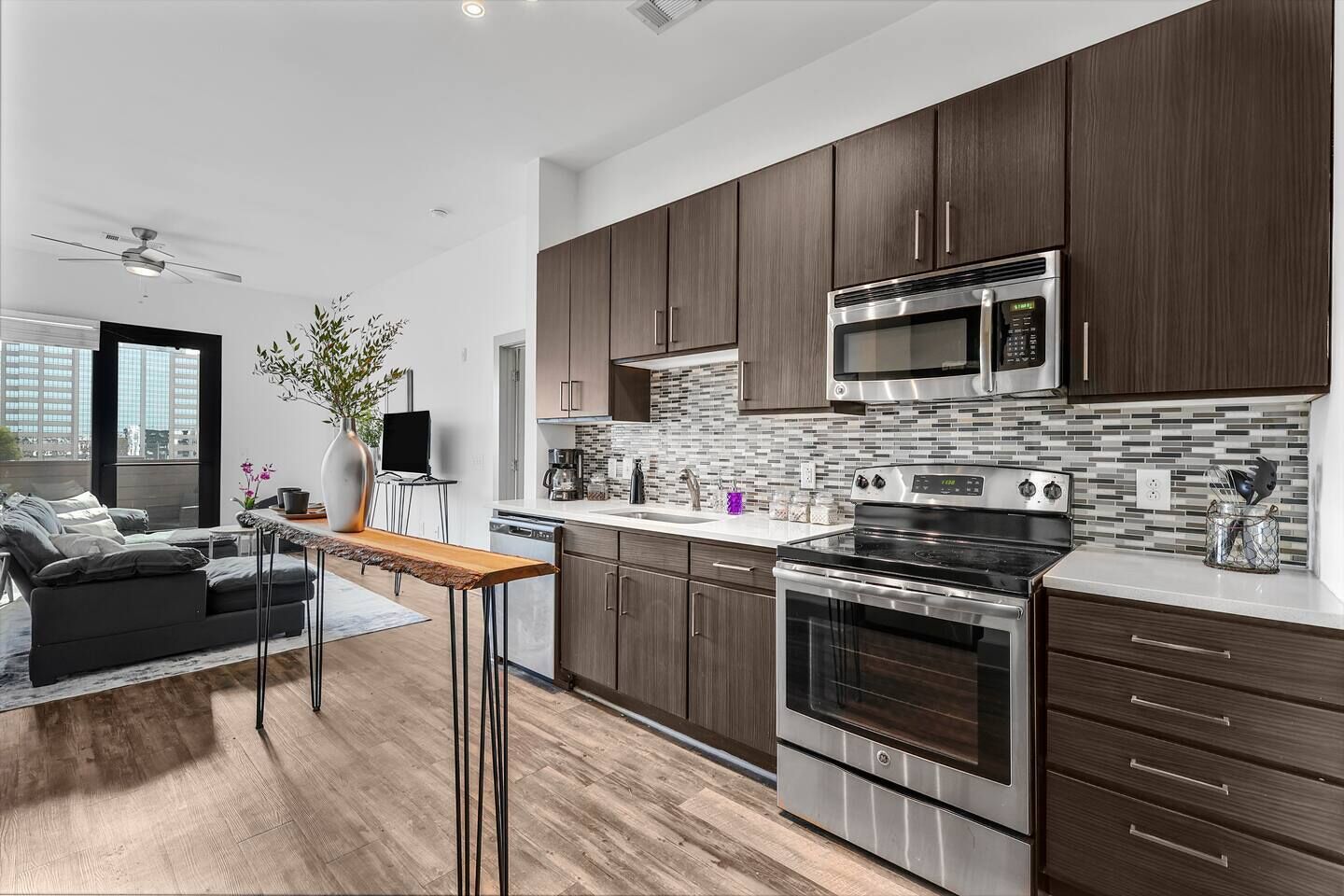 冷蔵庫、電子レンジ、オーブン、コンロ