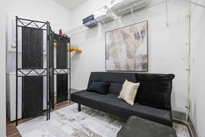 TV - Music City Midtown Haven | Near Vandy + Broadway (Nashville)