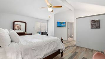 1 bedroom, desk, WiFi