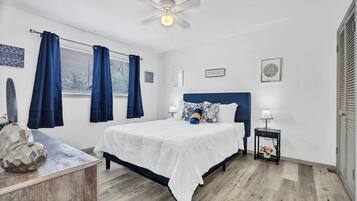 1 bedroom, desk, WiFi