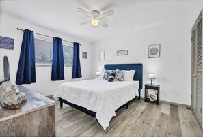 1 bedroom, desk, WiFi