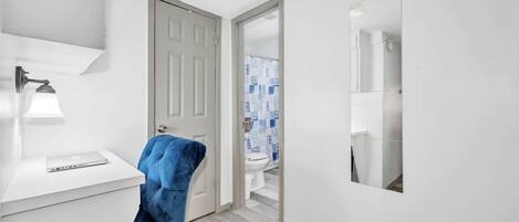 Een haardroger, handdoeken, zeep, shampoo