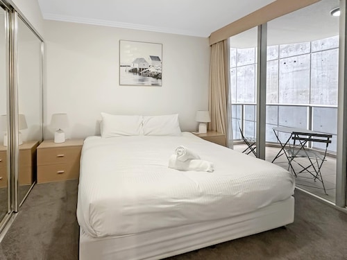 2-bed City Apartment With Gym