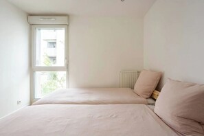 3 bedrooms, iron/ironing board, WiFi, bed sheets